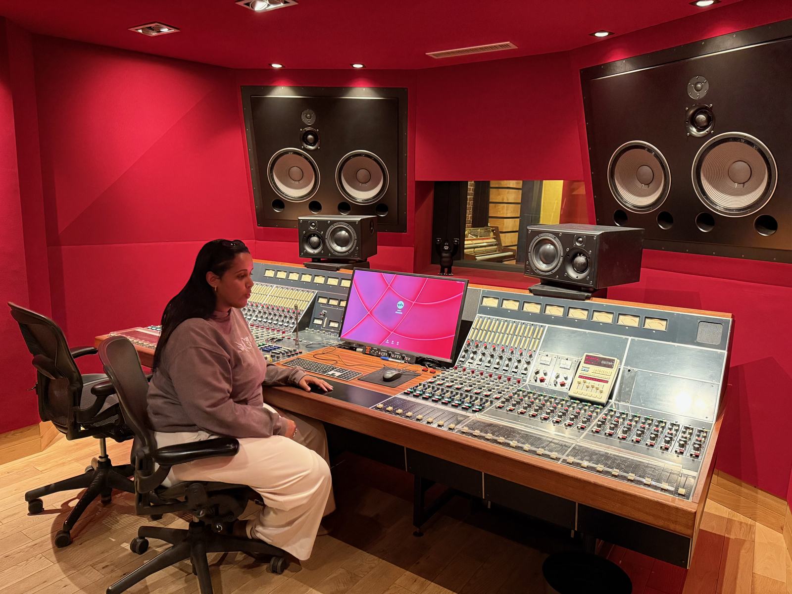 Dounia Zitouni, fondatrice de Become, à la console d’un studio d’enregistrement.