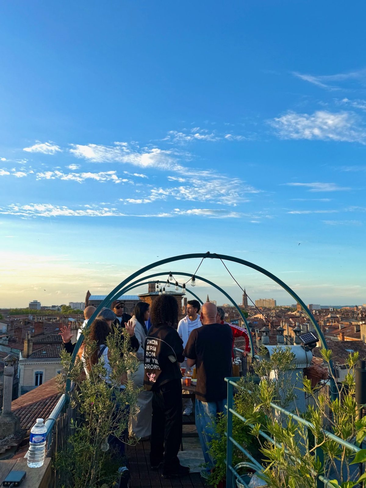Une soirée sur un toit-terrasse, au coucher du soleil.