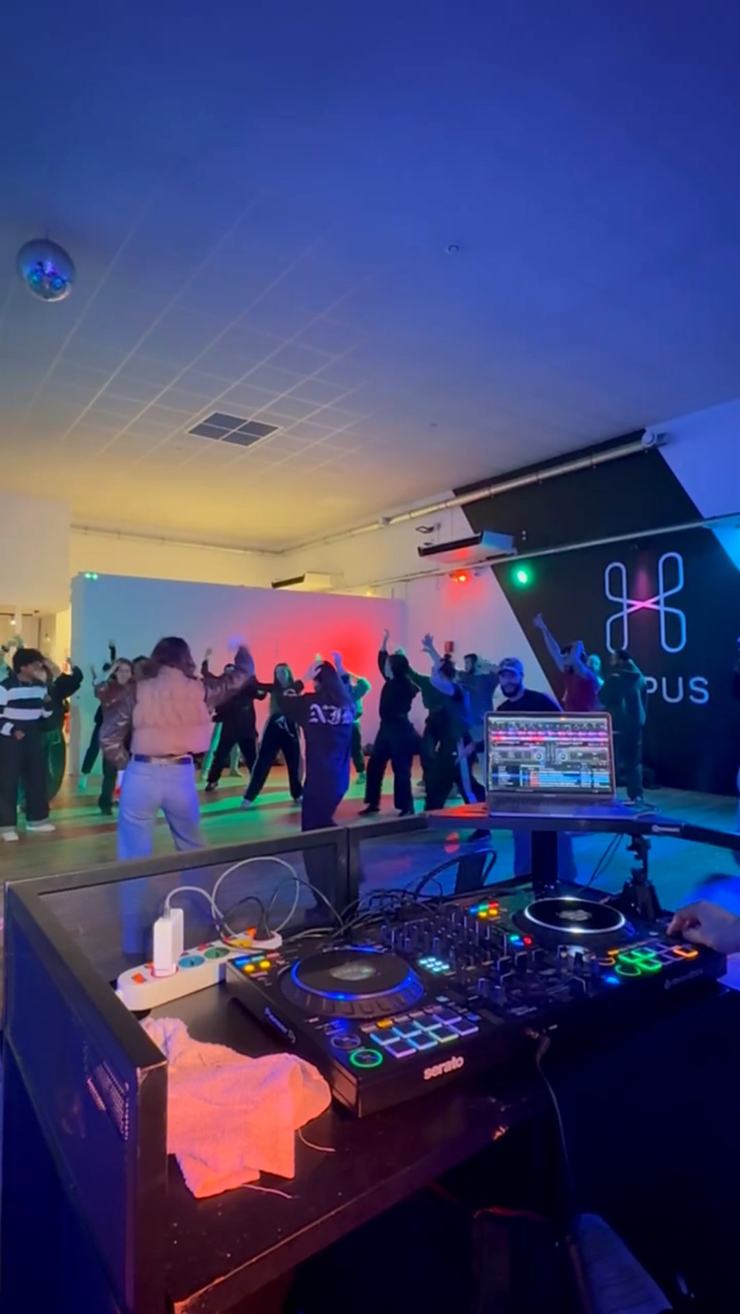 Une session de danse Hopus, vue depuis la table de mix.